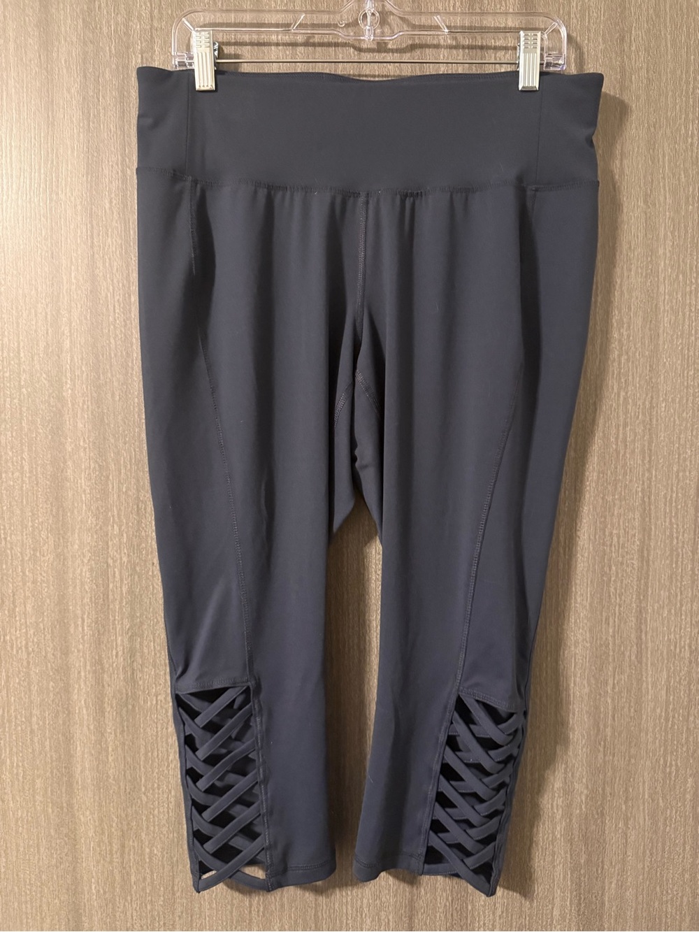 Livi Active dark navy Cropped Capris with Lattice Hem